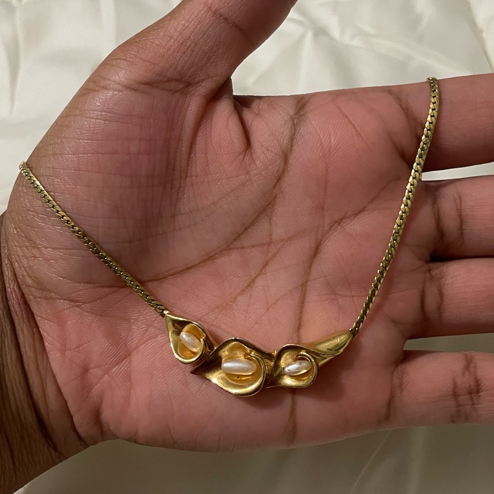 Unique pearl, shell- shaped, necklace